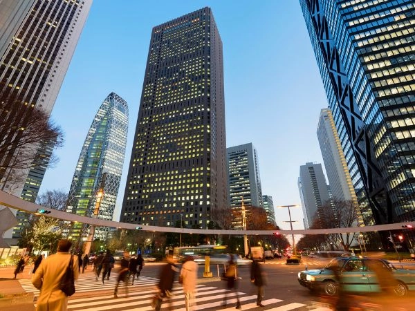 Imponenti Shinjuku skyscrapers illuminano skyline moderno tra tecnologia, vita urbana e luci notturne