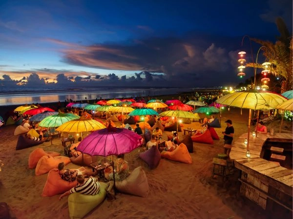 Seminyak, cene romantiche al lume di candela sulla spiaggia e aperitivi con vista sull'oceano al tramonto.