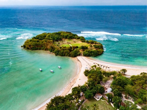 Nusa Dua è la zona più "resort" di Bali: spiagge di sabbia chiara, mare più calmo.