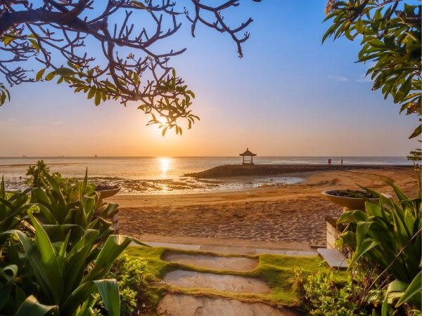 Bali,relax su spiagge tropicali, acque cristalline, tramonti spettacolari e atmosfera esotica.