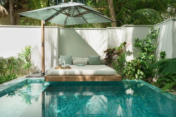 La-piscina-privata-delle-camere-fronte-spiaggia-del-resort-Huvafen-Fushi
