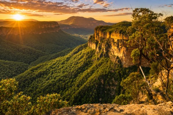 Le-Blue-Mountainsal-tramonto-offrono-una-delle-viste-naturali-piu-spettacolari-dellAustralia