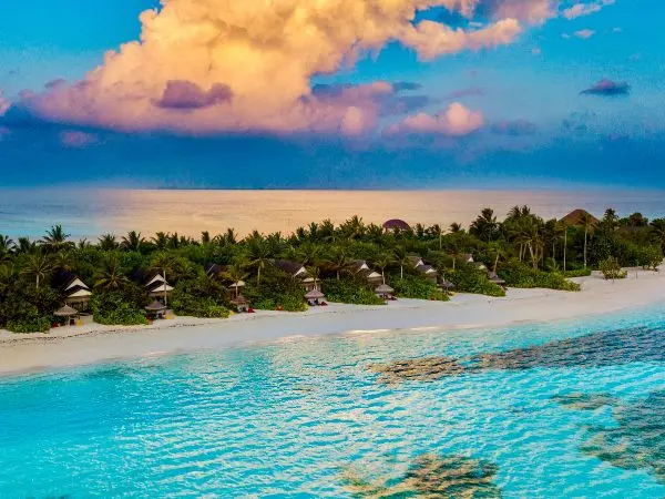 Baglioni Resort Maldive con villa overwater e laguna turchese nell’atollo di Dhaalu Baglioni Resort Maldive con villa overwater e laguna turchese nell'atollo di Dhaalu