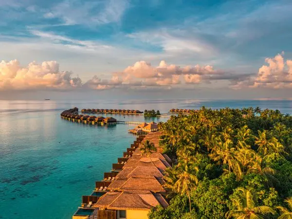 Atollo delle Maldive con spiagge bianche, mare trasparente e resort 5 stelle Atollo delle Maldive con spiagge bianche, mare trasparente e resort 5 stelle