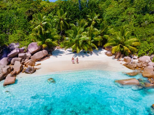 Snorkeling e immersioni alle Maldive tra barriere coralline tropicali, pesci colorati e acque cristalline ideali per subacquei e appassionati di mare. Snorkeling e immersioni alle Maldive tra barriere coralline tropicali, pesci colorati e acque cristalline ideali per subacquei e appassionati di mare.