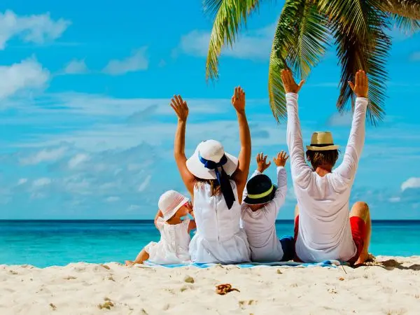 Vacanza alle Maldive per famiglie con bambini, che giocano su una spiaggia di sabbia bianca con mare turchese calmo e palme tropicali sullo sfondo, atmosfera rilassata e sicura. Vacanza alle Maldive per famiglie con bambini, che giocano su una spiaggia di sabbia bianca con mare turchese calmo e palme tropicali sullo sfondo, atmosfera rilassata e sicura.