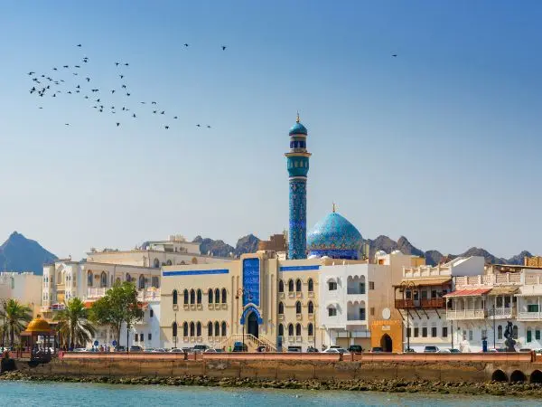 Vista panoramica di Muscat, la capitale dell'Oman, tra cultura e mare cristallino.