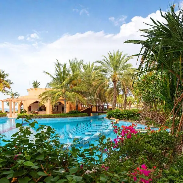 Resort di lusso sul mare in Oman ideale per una luna di miele romantica.