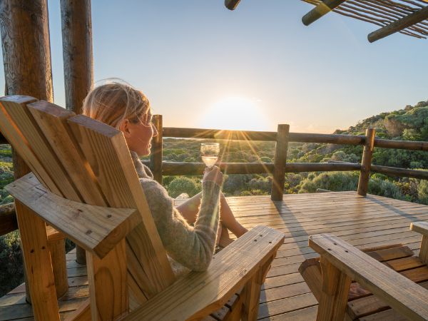 Viaggi trasformativi in solitaria per chi vive un periodo di cambiamento, con esperienze retreat con soggiorni nella natura