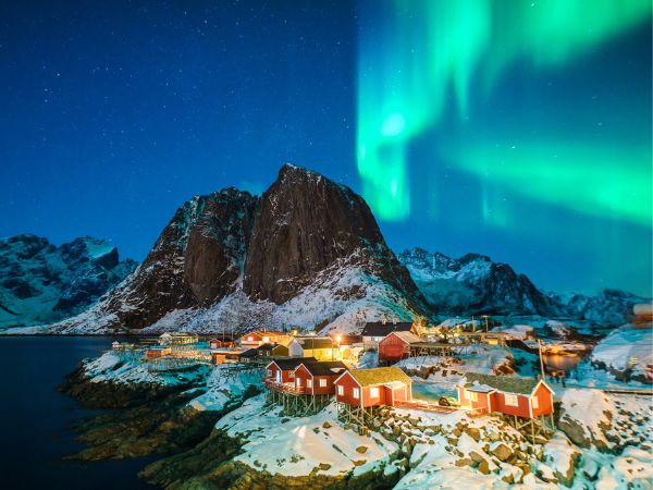 “Islanda per viaggi in solitaria tra natura e paesaggi spettacolari: aurora boreale, geyser, cascate e scogliere da vivere in autonomia