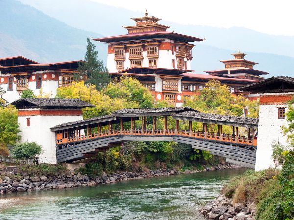 Bhutan per viaggi in solitaria trasformativi: esperienza guidata tra Himalaya, cultura locale e turismo regolamentato con assistenza completa