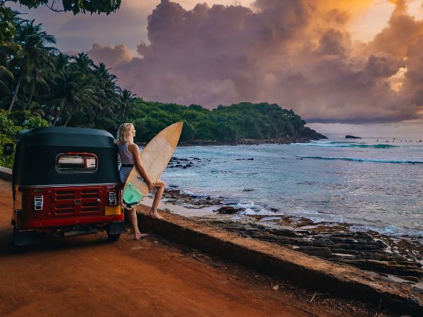 Sri Lanka per viaggi in solitaria: paesaggi vari, cultura accogliente, piantagioni di tè, templi e spiagge ideali per un’esperienza indipendente