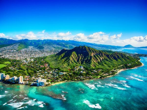 Vista aerea spettacolare di Diamond Head State Park tra cratere e oceano.