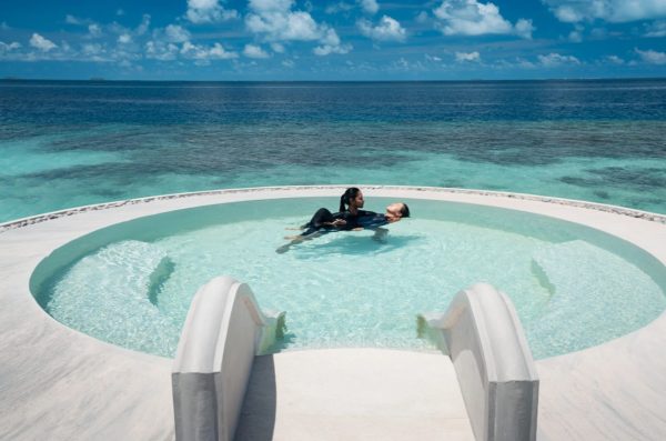 una-coppia-fa-il-bagno-in-piscina-alle-Maldive